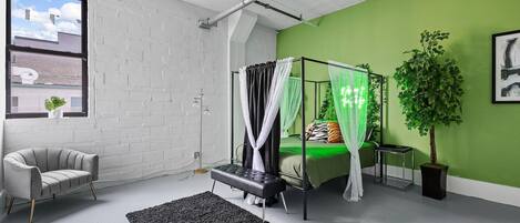 Een bureau, een strijkplank/strijkijzer, gratis wifi, beddengoed