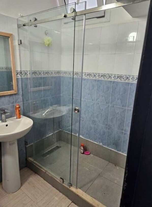 Dusche, Handtücher, Toilettenpapier