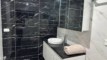 Familienhaus, 4 Schlafzimmer, Küche, Gartenblick | Badezimmer