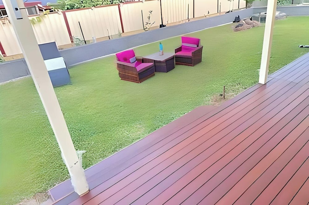 Cheerful 4 Bedroom with free Parking