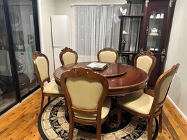 Family House, 4 Bedrooms, Kitchen, Garden View | In-room dining