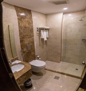 Gratis toalettartiklar, hårtork, tofflor och handdukar