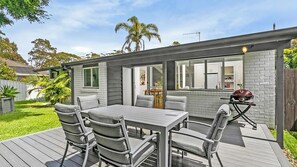 Outdoor dining - Pet friendly Seaside Family Escape, 11 Navala Ave - Air Con & Wi-Fi (Nelson Bay)