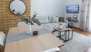 TV - Central 2 Bd Apt with Balcony by Monastiraki (Athina)