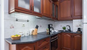 Kühlschrank, Ofen, Herdplatte, Wasserkocher mit Kaffee-/Teezubehör