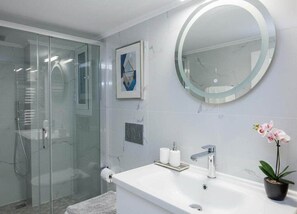 Shower, hair dryer, towels, shampoo
