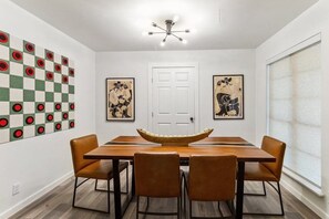 Dining - Unit D Willowrun · 2 bedroom SoCo retreat | Sleeps 6 | Free PRKG (Austin)
