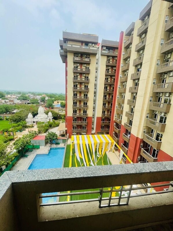 Property grounds - Cozy 1-bedroom with WiFi and AC in charming Vrindavan (Vrindavan)