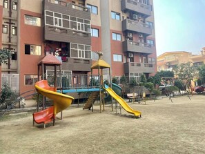 Children’s area - Cozy 1-bedroom with WiFi and AC in charming Vrindavan (Vrindavan)