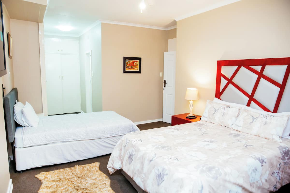 Habitación superior | Decoración personalizada, muebles diferentes y insonorización