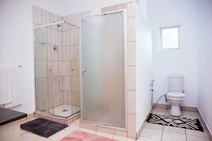 Habitación familiar | Baño | Pantuflas 