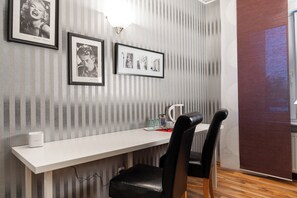 Basic Double Room | Individually furnished, desk, laptop workspace, soundproofing - Hotel Villa Wandsbek (Hamburg)