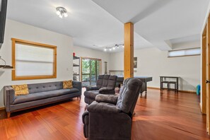 TV, fireplace, offices - Lake Front, Lake Access, Booking fast for Summer! (Eureka Springs)
