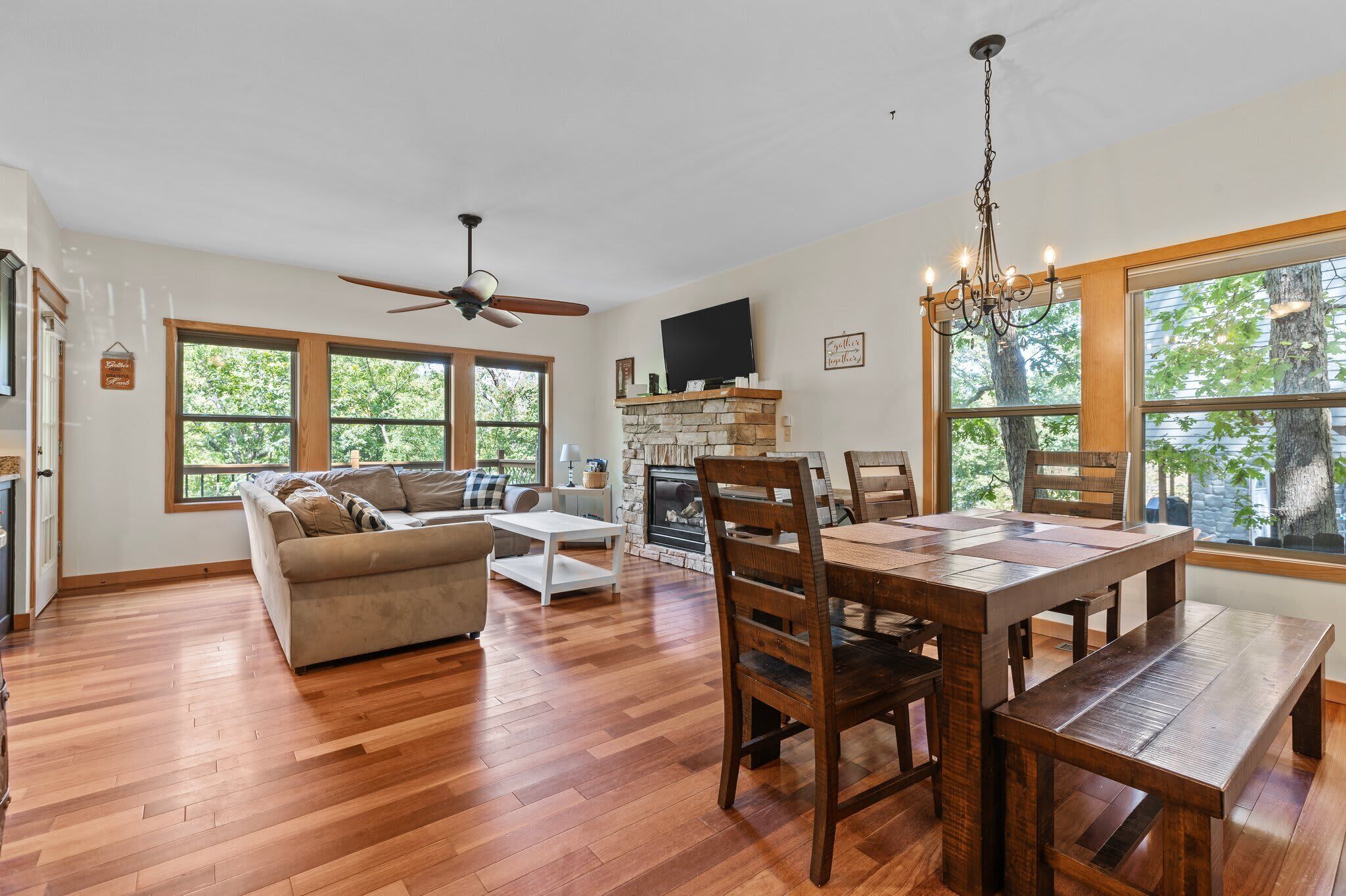 テレビ、暖炉、書斎 / ワークスペース