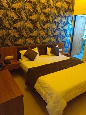 Habitación doble Deluxe, vista a la ciudad | Ropa de cama de alta calidad, camas con pillow-top y escritorio