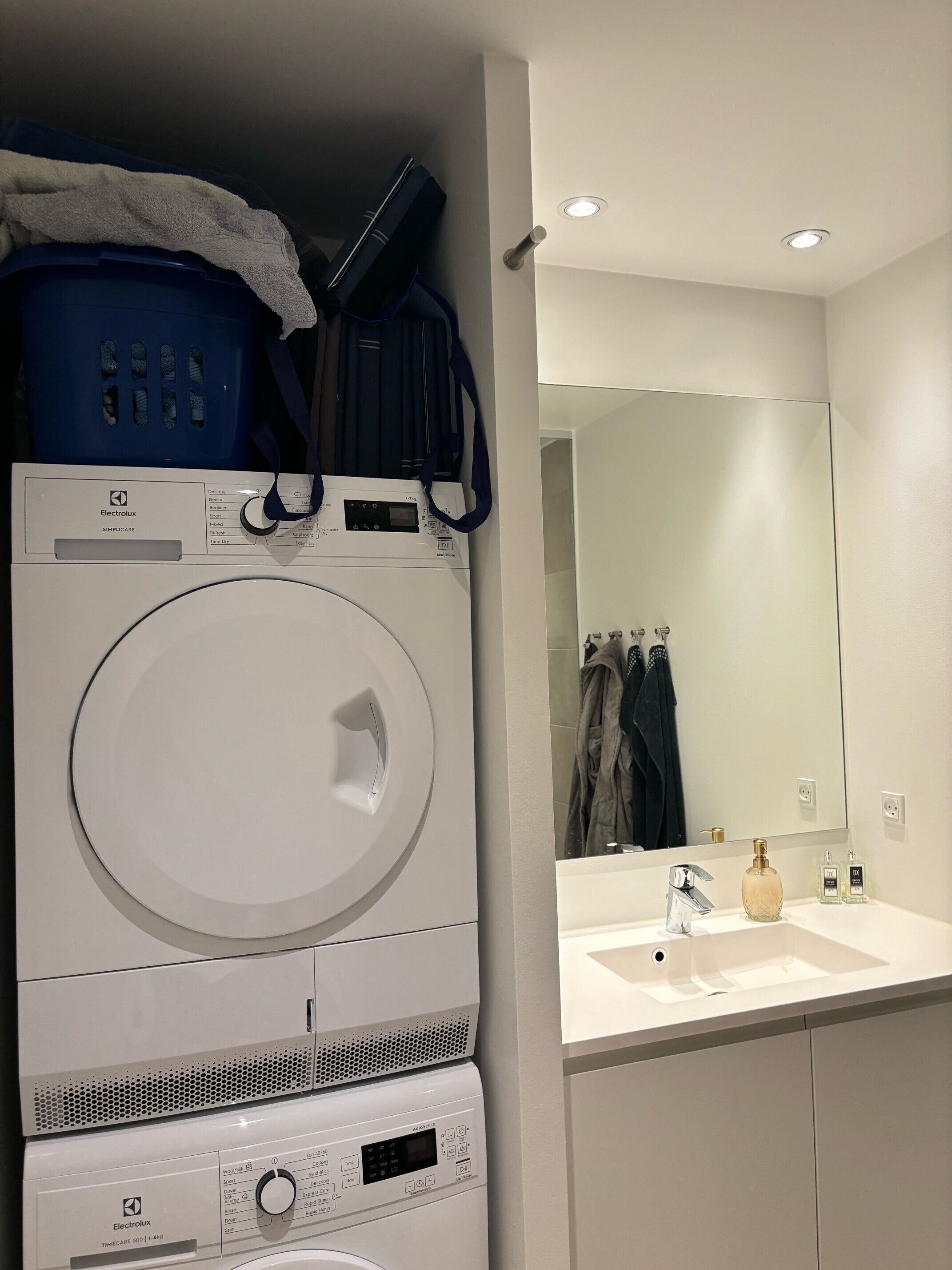 Een douche, een haardroger, handdoeken, zeep