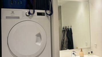 Een douche, een haardroger, handdoeken, zeep