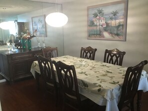 Dining - Beach retreat , a great getaway yet close to everything (Riviera Beach)