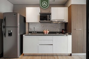 Réfrigérateur, micro-ondes, plaque de cuisson, cafetière/bouilloire