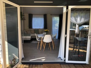 Dining - Cocooning in the rising sun (Montauriol)