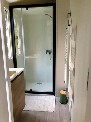 Douche, sèche-cheveux, serviettes fournies, savon