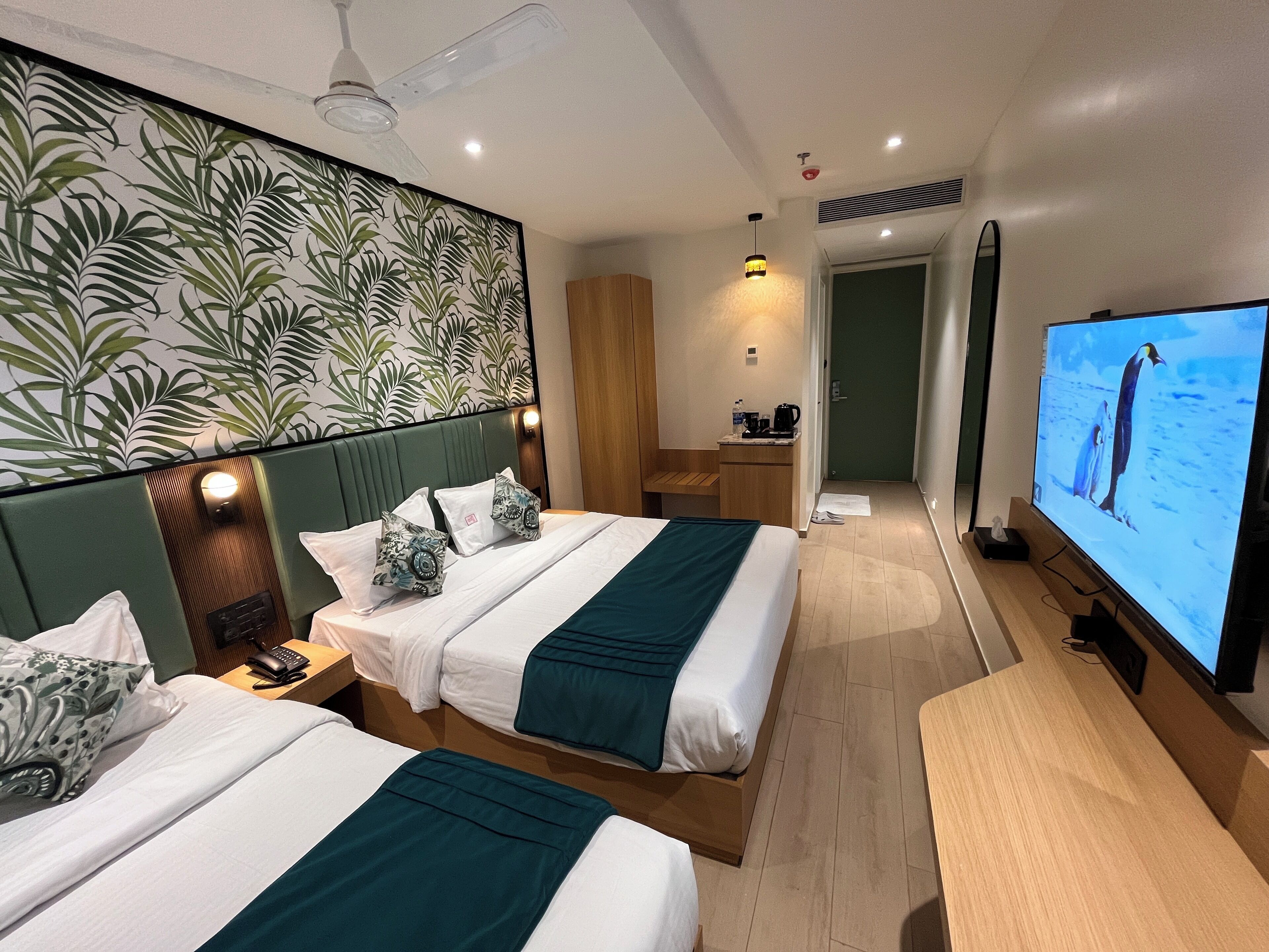 Deluxe driepersoonskamer | Luxe beddengoed, een minibar, een bureau, gratis wifi