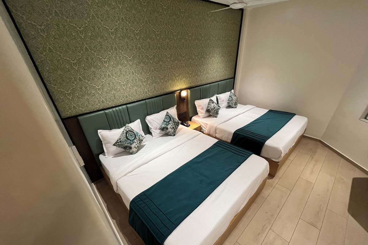 Deluxe vierpersoonskamer | Luxe beddengoed, een minibar, een bureau, gratis wifi