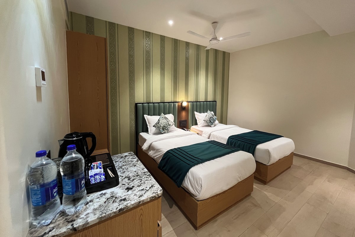 Deluxe Twin kamer | Luxe beddengoed, een minibar, een bureau, gratis wifi