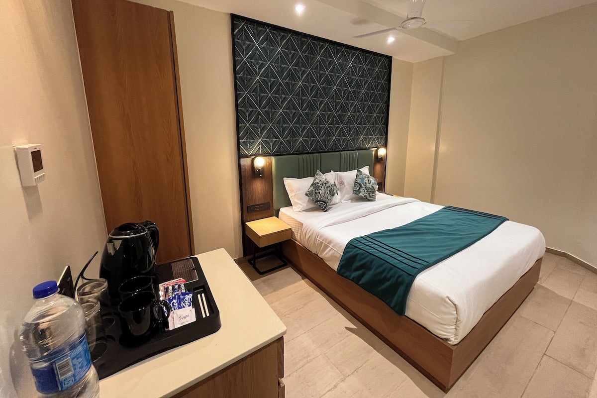 Deluxe tweepersoonskamer | Luxe beddengoed, een minibar, een bureau, gratis wifi
