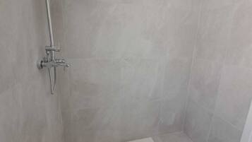 Douche, sèche-cheveux, serviettes fournies, savon