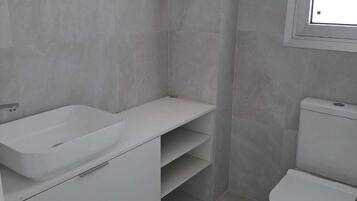 Douche, sèche-cheveux, serviettes fournies, savon