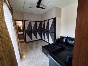 Lobby sitting area - Groomgo The Grand Mansion Noida (Greater Noida)