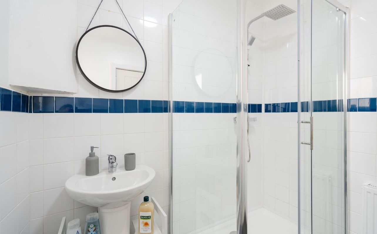 Dusj, hårføner, håndklær og såpe