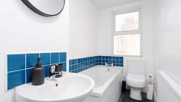 Dusj, hårføner, håndklær og såpe