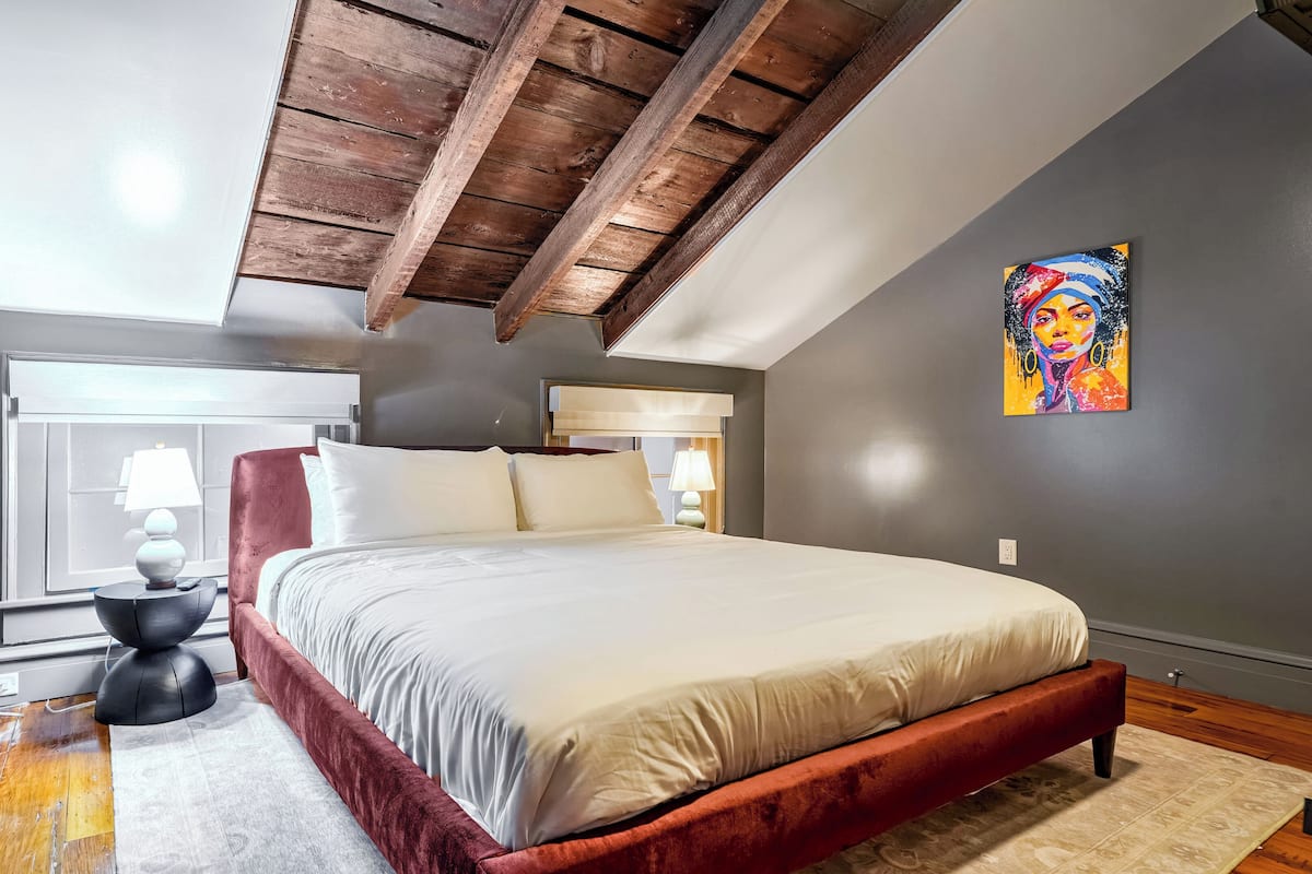 5 bedrooms, Egyptian cotton sheets, premium bedding, pillowtop beds