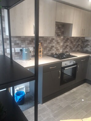 Apartment | Private kitchen | Fridge, microwave, oven, stovetop - Fabapartment-12pmcheckout-freebubbly-seaside (Morecambe)