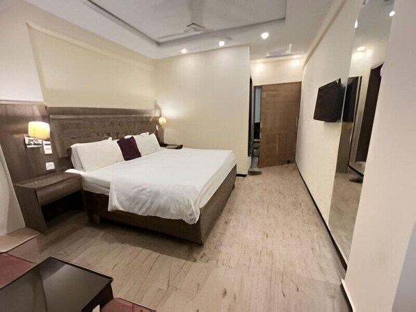 Classic Double or Twin Room, City View | Free WiFi - Hotel Crown Palace F7 (Islamabad)