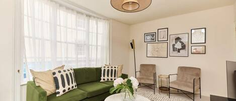 House (3 Bedrooms) | Ruang tamu | 37 inci sebuah televisyen pintar dengan kabel