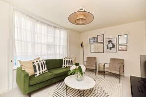 House (3 Bedrooms) | Living area