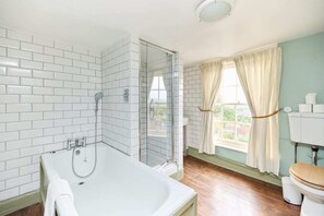 House (3 Bedrooms) | Exterior