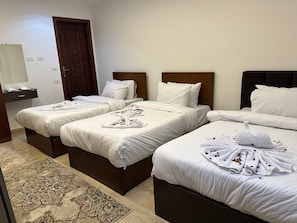 Habitación triple Deluxe, vistas a la montaña | Servicio de comidas en la habitación
