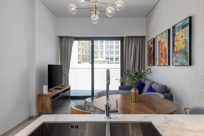 Deluxe-lejlighed - balkon - byudsigt | Opholdsområde | Fladskærms-tv