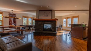 Een televisie en een open haard