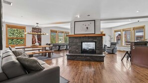 TV, fireplace - Canmore Premier - Rundle Cliffs Lodge 305 @ Spring Creek (Canmore)
