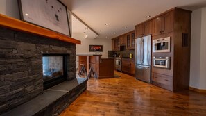 Een magnetron, een vaatwasser, een koffiezetapparaat/waterkoker