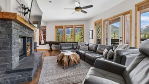 TV, fireplace - Canmore Premier - Rundle Cliffs Lodge 305 @ Spring Creek (Canmore)