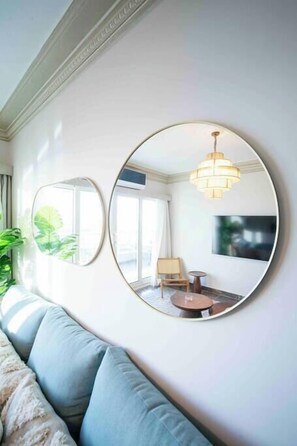 TV, books - Nabeel Homes Boutique Hotel - G7 (San Stefano)