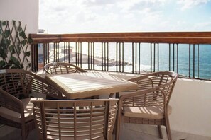 Outdoor dining - Seaview Condo in Saba Pasha - SP10 (ستانلى)