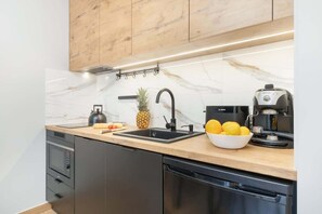 Réfrigérateur, four à micro-ondes, surface de cuisson, lave-vaisselle