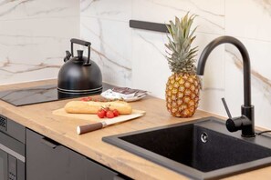 Réfrigérateur, four à micro-ondes, surface de cuisson, lave-vaisselle